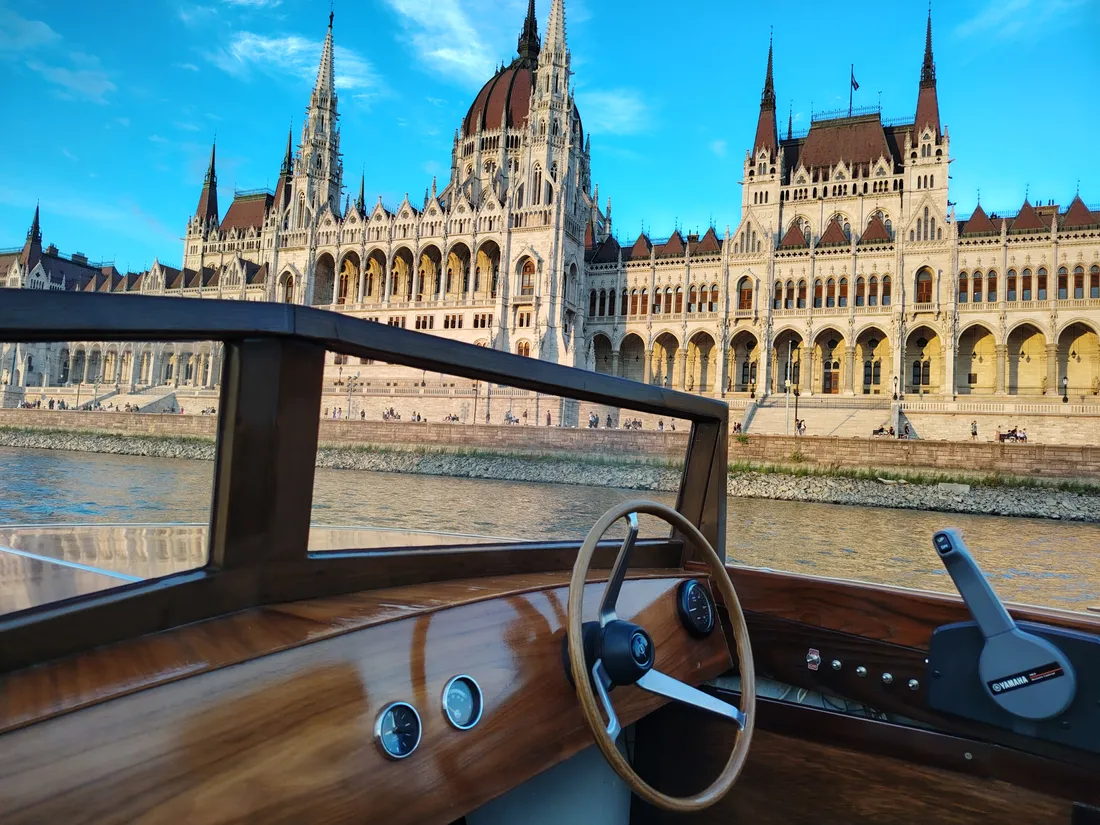 Budapesti panoráma a Duna felől